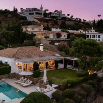 Frontline golf villa with attractive views located in the prestigious El Paraíso, Benahavís Picture 40