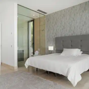 Modern contemporary villa located in the sought-after residential area of La Alqueria, Benahavis Picture 14