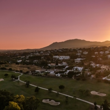Frontline golf villa with attractive views located in the prestigious El Paraíso, Benahavís Picture 42