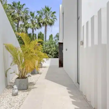 Modern contemporary villa located in the sought-after residential area of La Alqueria, Benahavis Picture 17