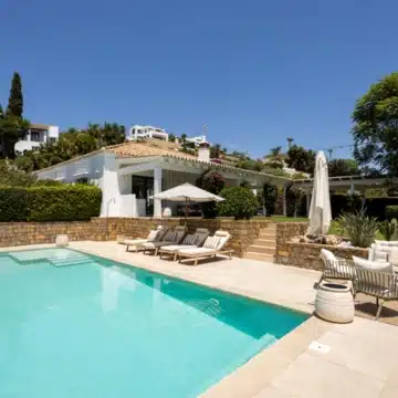 Frontline golf villa with attractive views located in the prestigious El Paraíso, Benahavís Picture 11