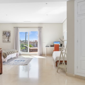 Elegant villa with beautiful sea views located in the highly sought-after area of Paraíso Alto, Benahavis Picture 19