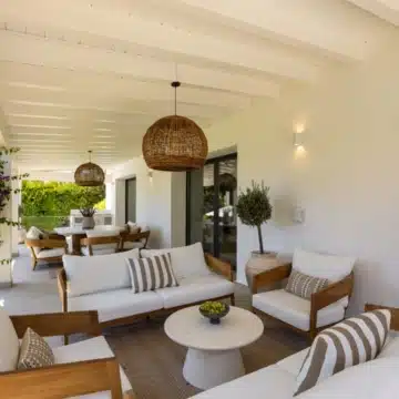 Frontline golf villa with attractive views located in the prestigious El Paraíso, Benahavís Picture 12