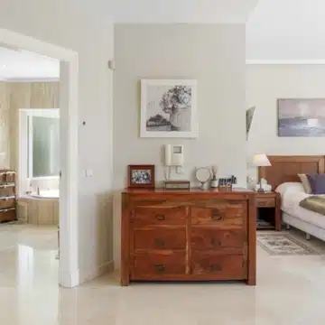 Elegant villa with beautiful sea views located in the highly sought-after area of Paraíso Alto, Benahavis Picture 2
