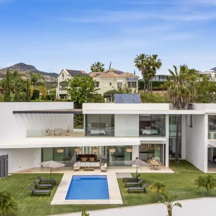 Modern contemporary villa located in the sought-after residential area of La Alqueria, Benahavis Picture