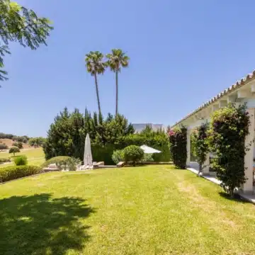 Frontline golf villa with attractive views located in the prestigious El Paraíso, Benahavís Picture 13