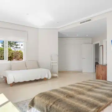 Elegant villa with beautiful sea views located in the highly sought-after area of Paraíso Alto, Benahavis Picture 7