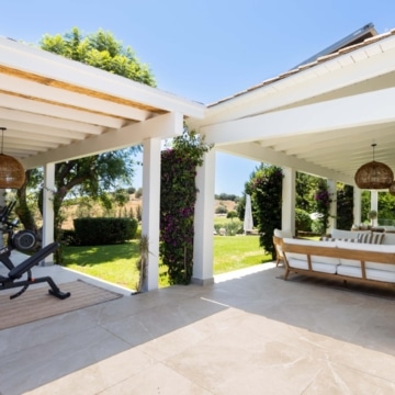 Frontline golf villa with attractive views located in the prestigious El Paraíso, Benahavís Picture 15