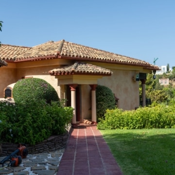 Luxury Mansion with uninterrupted Sea and Golf Views in El Paraíso, Benahavís Picture 2