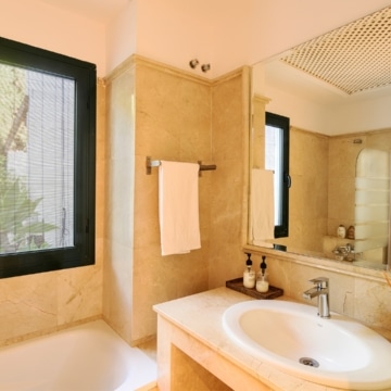 Elegant renovated villa in the sought-after area of El Paraíso, New Golden Mile Picture 63