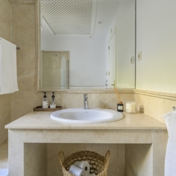 Elegant renovated villa in the sought-after area of El Paraíso, New Golden Mile Picture 64