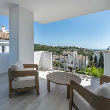 Modern 3-bedroom apartment with sea and golf views in Altos de La Quinta, Benahavis Picture 20