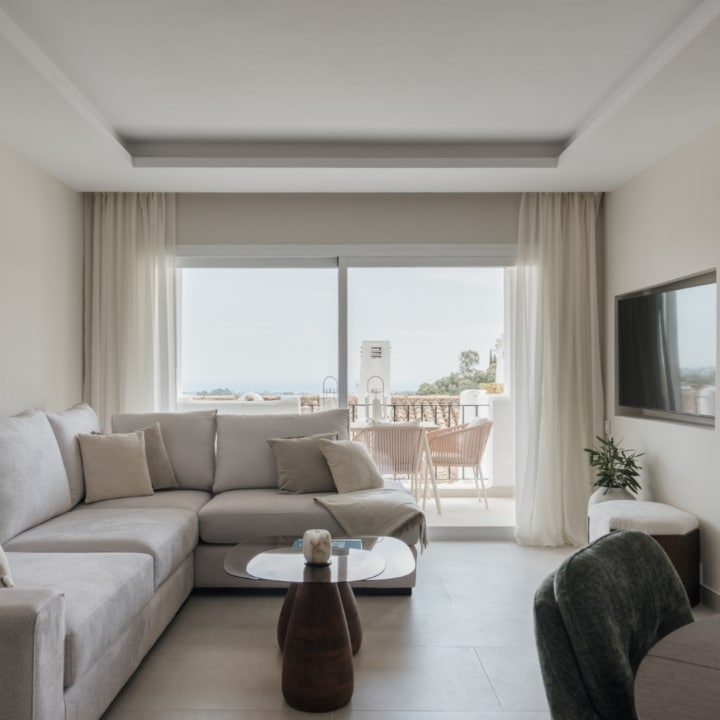 Refurbished apartment with panoramic sea views in Los Almendros, Benahavís Picture