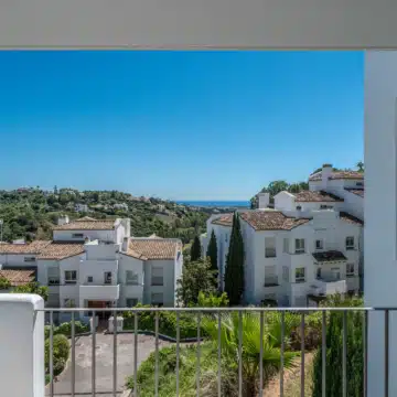 Modern 3-bedroom apartment with sea and golf views in Altos de La Quinta, Benahavis Picture 4