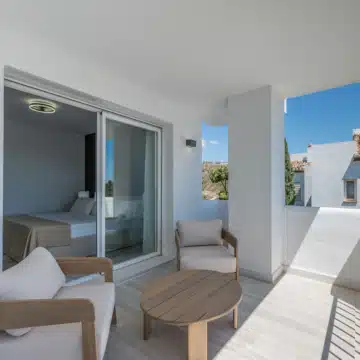 Modern 3-bedroom apartment with sea and golf views in Altos de La Quinta, Benahavis Picture 21