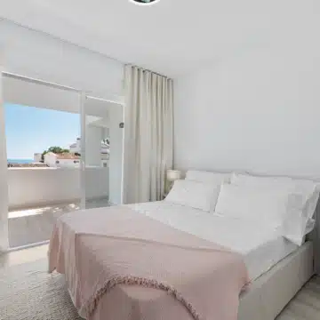 Modern 3-bedroom apartment with sea and golf views in Altos de La Quinta, Benahavis Picture 9