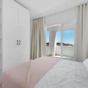 Modern 3-bedroom apartment with sea and golf views in Altos de La Quinta, Benahavis Picture 22