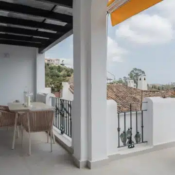 Refurbished apartment with panoramic sea views in Los Almendros, Benahavís Picture 3