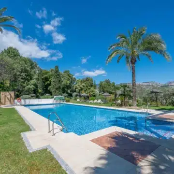 Modern 3-bedroom apartment with sea and golf views in Altos de La Quinta, Benahavis Picture 10
