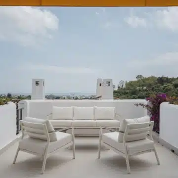 Refurbished apartment with panoramic sea views in Los Almendros, Benahavís Picture 1