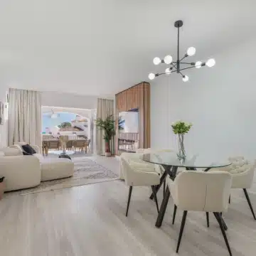 Modern 3-bedroom apartment with sea and golf views in Altos de La Quinta, Benahavis Picture 3
