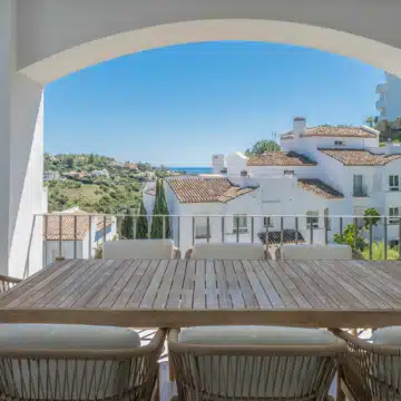 Modern 3-bedroom apartment with sea and golf views in Altos de La Quinta, Benahavis Picture 8