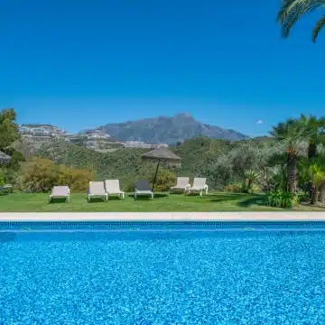 Modern 3-bedroom apartment with sea and golf views in Altos de La Quinta, Benahavis Picture 12