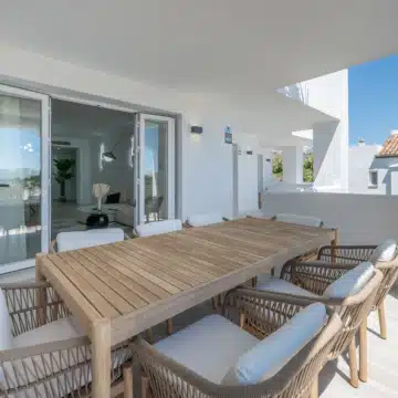 Modern 3-bedroom apartment with sea and golf views in Altos de La Quinta, Benahavis Picture 31