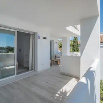 Modern 3-bedroom apartment with sea and golf views in Altos de La Quinta, Benahavis Picture 11