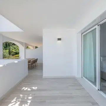 Modern 3-bedroom apartment with sea and golf views in Altos de La Quinta, Benahavis Picture 32