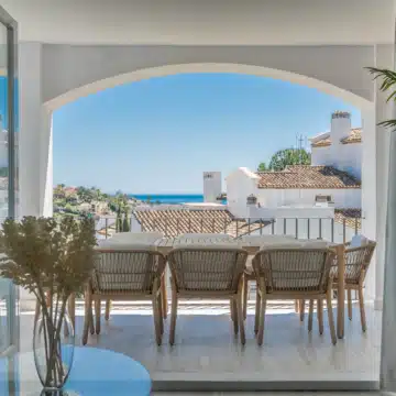 Modern 3-bedroom apartment with sea and golf views in Altos de La Quinta, Benahavis Picture 35