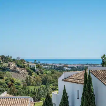 Modern 3-bedroom apartment with sea and golf views in Altos de La Quinta, Benahavis Picture 36