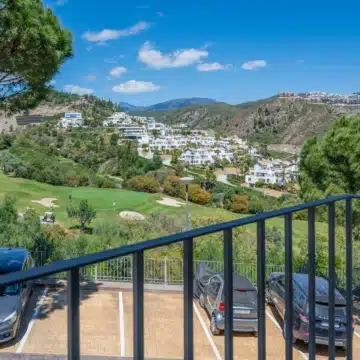 Modern 3-bedroom apartment with sea and golf views in Altos de La Quinta, Benahavis Picture 37