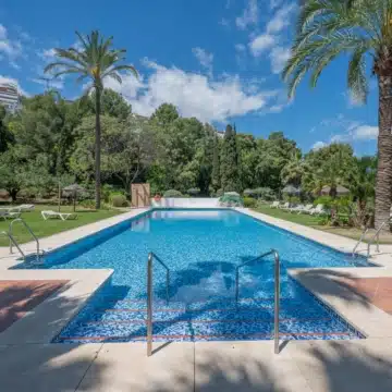 Modern 3-bedroom apartment with sea and golf views in Altos de La Quinta, Benahavis Picture 38