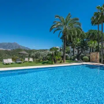 Modern 3-bedroom apartment with sea and golf views in Altos de La Quinta, Benahavis Picture 13