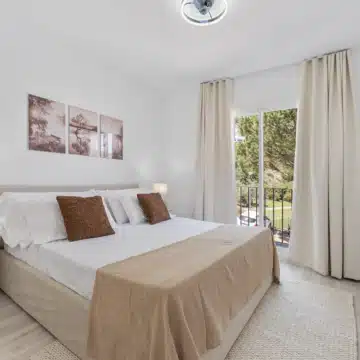 Modern 3-bedroom apartment with sea and golf views in Altos de La Quinta, Benahavis Picture 14