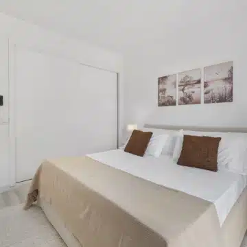 Modern 3-bedroom apartment with sea and golf views in Altos de La Quinta, Benahavis Picture 15
