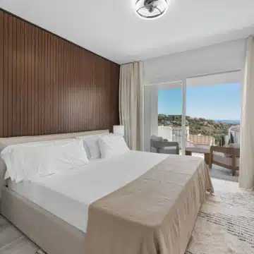 Modern 3-bedroom apartment with sea and golf views in Altos de La Quinta, Benahavis Picture 1