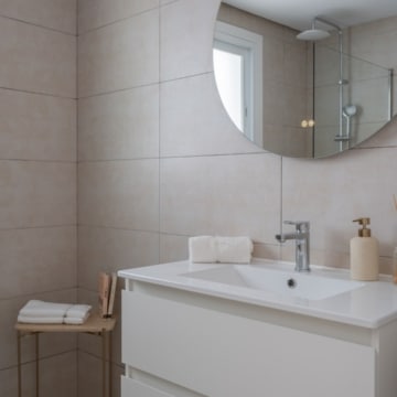Refurbished apartment with panoramic sea views in Los Almendros, Benahavís Picture 11