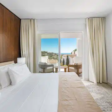 Modern 3-bedroom apartment with sea and golf views in Altos de La Quinta, Benahavis Picture 17