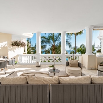 Frontline beach apartment with contemporary interiors within Las Dunas Park, Estepona East Picture 16