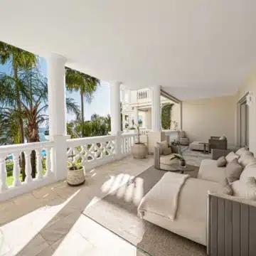 Frontline beach apartment with contemporary interiors within Las Dunas Park, Estepona East Picture 8