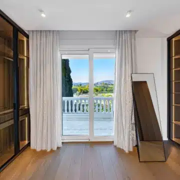 Frontline beach apartment with contemporary interiors within Las Dunas Park, Estepona East Picture 9