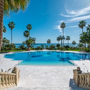 Frontline beach apartment with contemporary interiors within Las Dunas Park, Estepona East Picture 21