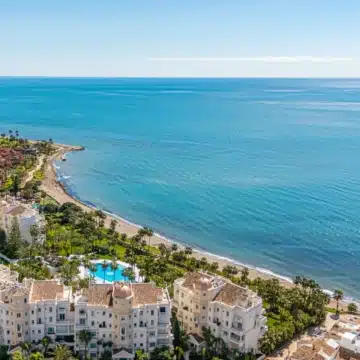 Frontline beach apartment with contemporary interiors within Las Dunas Park, Estepona East Picture 10