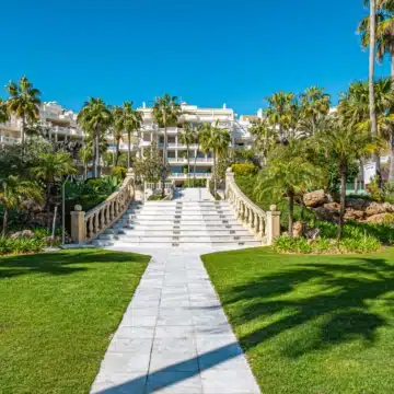 Frontline beach apartment with contemporary interiors within Las Dunas Park, Estepona East Picture 7