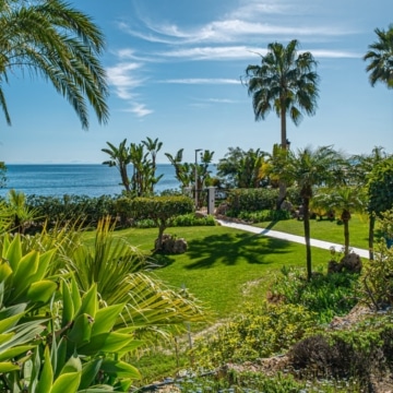 Frontline beach apartment with contemporary interiors within Las Dunas Park, Estepona East Picture 22