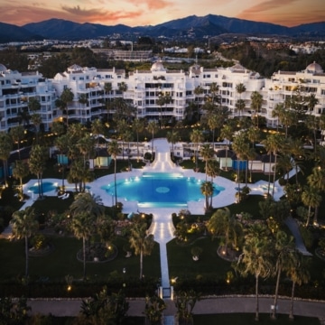 Frontline beach apartment with contemporary interiors within Las Dunas Park, Estepona East Picture 25