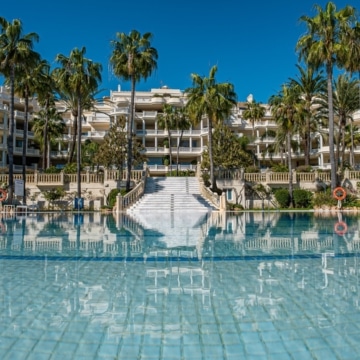 Frontline beach apartment with contemporary interiors within Las Dunas Park, Estepona East Picture 26