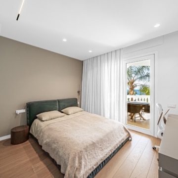 Frontline beach apartment with contemporary interiors within Las Dunas Park, Estepona East Picture 27